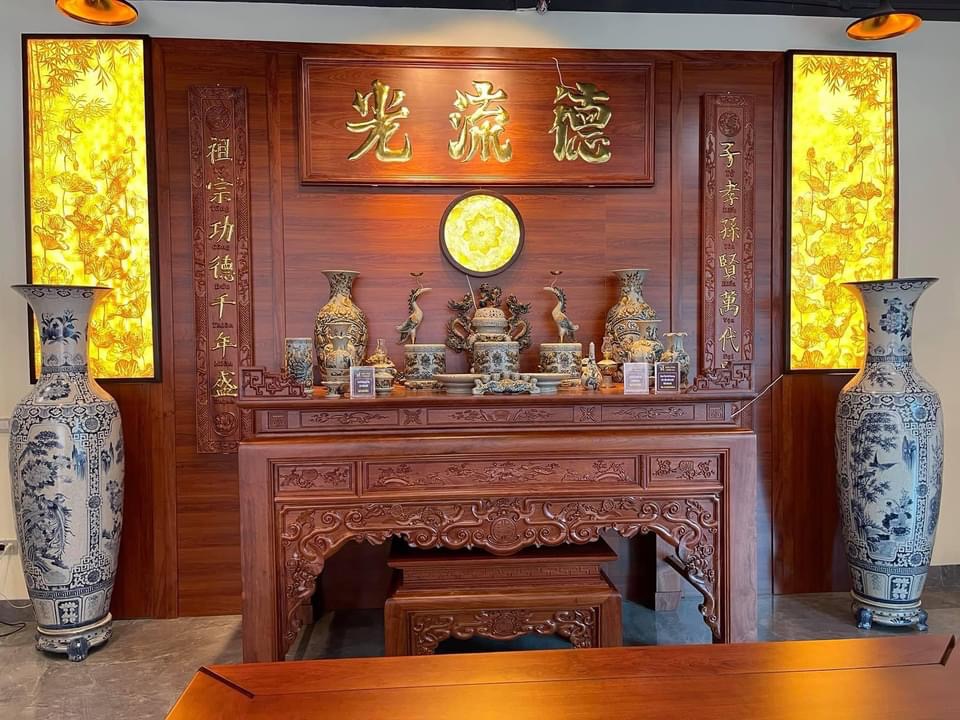 Bài trí tranh trúc chỉ kết hợp vớp đèn sáng vàng làm cho phòng thờ gian tiên thêm ấm cúng