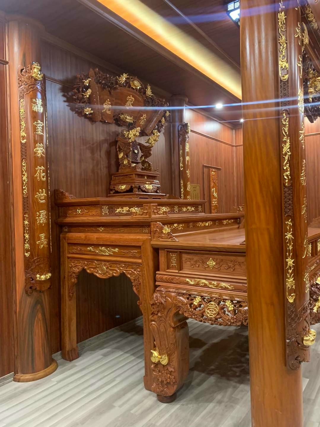 Mẫu phòng thờ này thường chung với phòng khách theo phong cách nhà 3 gian