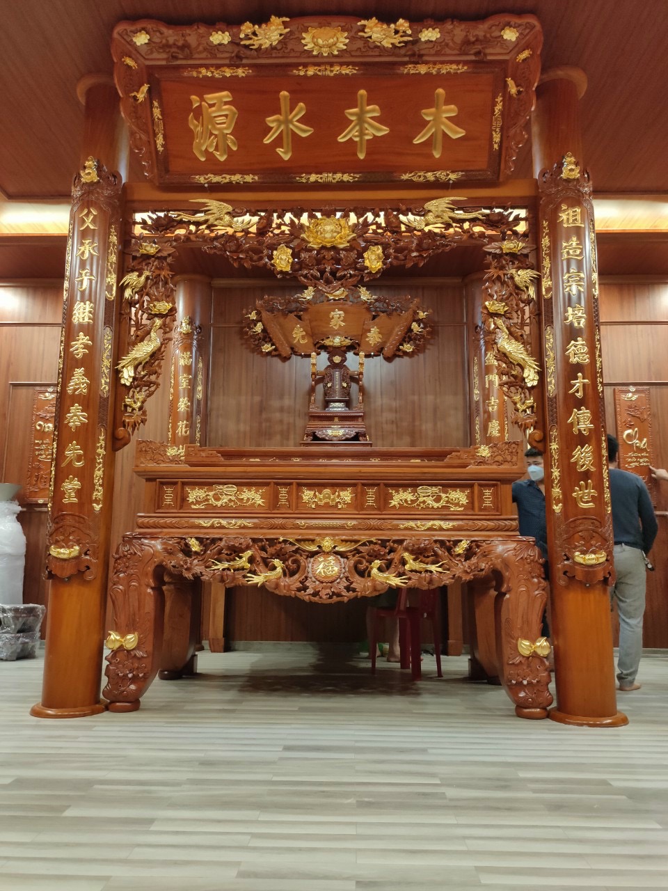 Mẫu phòng thờ nhà cấp 4 mái bằng được trồng thêm cột giả để bài trí đồ thờ