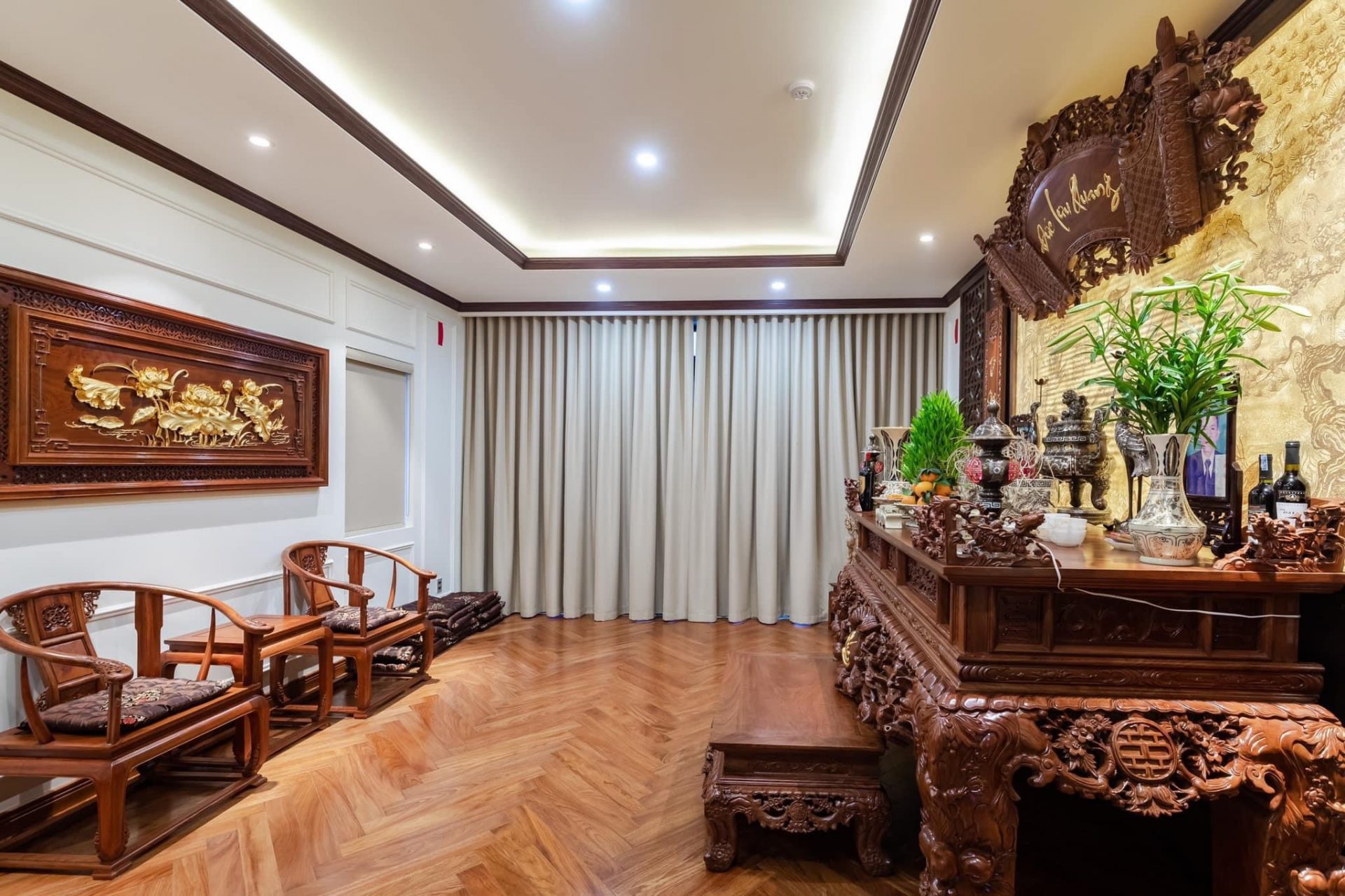 Trong phòng thờ thường được để bộ bàn ghế ngồi chờ hương và được trang trí những bức tranh quý