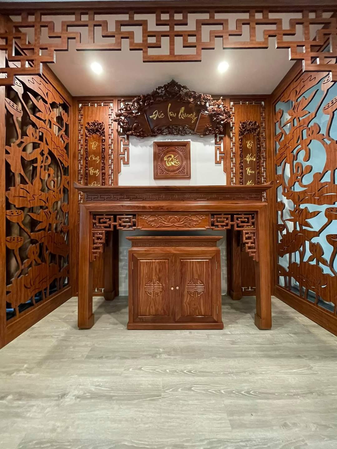 Phòng thờ chung cư có diện tích rộng có thể bài trí thêm cuốn thư và câu đối