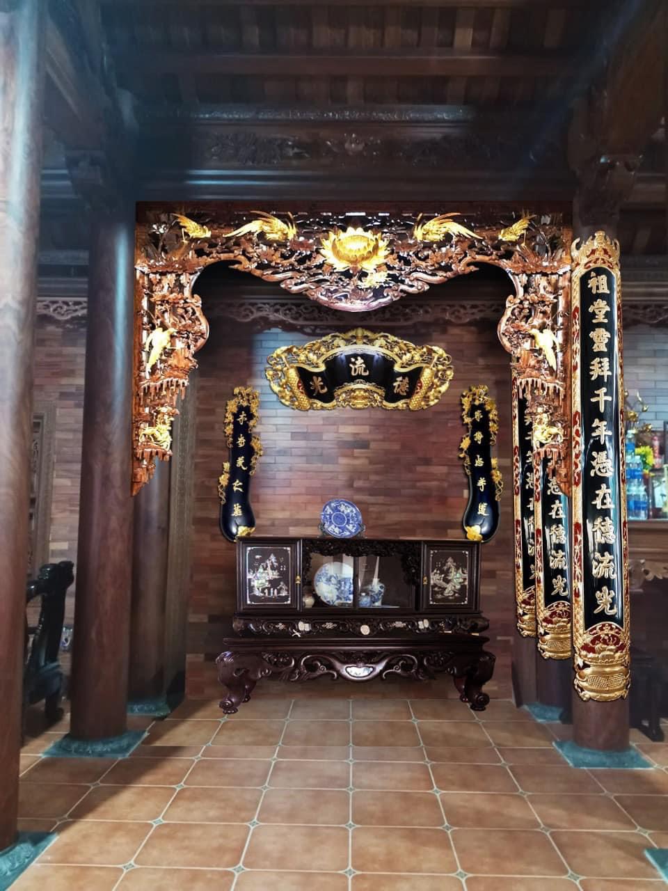 Gian trái được bài trí tủ chè, cuốn thư câu đối,..